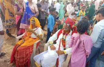 દાદા-દાદીનાં લગ્નમાં ચોથી પેઢી ડીજેના તાલે ઝૂમી: 70 વર્ષની ઉંમરે પૈસાની સગવડ થતાં દંપતીએ ધામધૂમથી લગ્ન કર્યાં