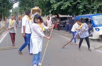 આણંદમાં ABVP ના વિધાર્થીઓ દ્વારા માર્ગ સફાઇ અભિયાન હાથ ધરાયું …