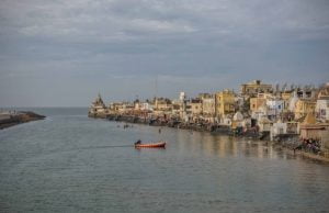 વાવાઝોડાની અસર … દ્વારકાના ગોમતી ઘાટ પર મંદિરમાં દરિયાના પાણી ઘૂસ્યા…