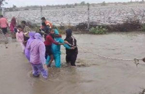 માંડવી પોલીસની કામગીરી …. દુર્ગાપુરના વાડી વિસ્તારમાં પાણીમાં ફસાયેલા 16 લોકોના રેસ્ક્યુ કર્યા….