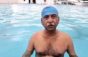 હિંમતનગરના 63 વર્ષિય સાચા યોગ સાધક … , જાણીને આશ્વર્ય થશે કે તેઓ જમીન પર નહીં પણ પાણીમાં કરે છે યોગ….