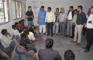 નાણાંમંત્રી કનુ દેસાઈએ મોટી માળિયાંમાં સ્કુલ ખાતે શરૂ કરાયેલા આશ્રયસ્થાનની લીધી મુલાકાત ….