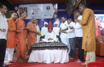 વડતાલધામમાં ગુરુપૂર્ણિમાના અવસરે હજારો હરિભક્તો ઉમટ્યા …. , સંતો- હરિભક્તોએ આચાર્ય મહારાજનું પૂજન કરી આર્શીવચન લીધા ….