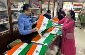 15 ઓગસ્ટના પર્વને લઇ રાજકોટવાસીઓમાં અનેરો ઉત્સાહ …. 3 લાખથી વધુની કિંમતના તિરંગાનું વેચાણ …