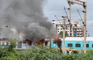 વલસાડ રેલ્વે સ્ટેશન પર ટ્રેનમાં લાગી આગ ….