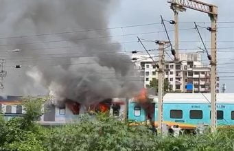 વલસાડ રેલ્વે સ્ટેશન પર ટ્રેનમાં લાગી આગ ….