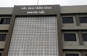 નવનિર્મિત પોલીસ સ્ટેશન પર શ્વાનનો અડીંગો !!!! …. કેમ હજુ સુધી પોલીસ સ્ટેશનના લોકાર્પણમાં વિલંબ ???