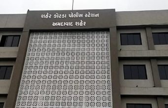 નવનિર્મિત પોલીસ સ્ટેશન પર શ્વાનનો અડીંગો !!!! …. કેમ હજુ સુધી પોલીસ સ્ટેશનના લોકાર્પણમાં વિલંબ ???
