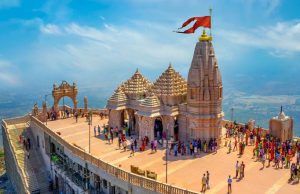 નવલા નોરતાંના પહેલાં દિવસે રાજ્યના માઇ મંદિરોમાં 10 લાખથી વધુ ભક્તોએ શીશ ઝુંકાવ્યું