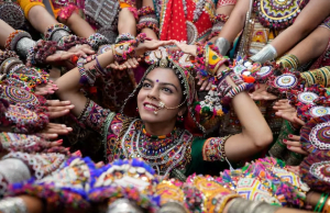 NAVRATRI 2023 : જો નવરાત્રીના નવ દિવસ દરમિયાન જાહેર રજા હોત તો ગુજરાતીઓને મજ્જા પડે હો….