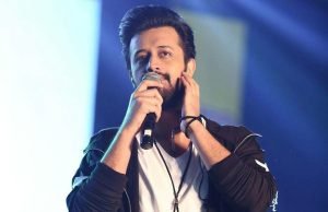 LIVE કોન્સર્ટમાં ફેને આતિફ અસલમ પર ઉડાડ્યા પૈસા , સિંગરે શું કર્યું જુઓ ?