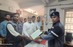 કાલોલમાં ગત સપ્તાહે અકસ્માતનો ભોગ બનેલા મામલતદાર કચેરીના યુવકના અકસ્માત અંગેના શંકાસ્પદ મોત અંગે આવેદન