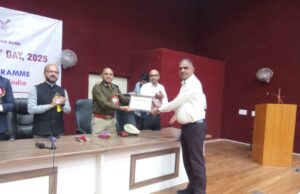 પંચમહાલ જિલ્લામાં શ્રેષ્ઠ મતદાર યાદી સંબંધિત કામગીરી માટે કાલોલ મામલતદારનું રેન્જ આઈજી દ્વારા બહુમાન