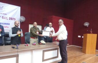 પંચમહાલ જિલ્લામાં શ્રેષ્ઠ મતદાર યાદી સંબંધિત કામગીરી માટે કાલોલ મામલતદારનું રેન્જ આઈજી દ્વારા બહુમાન