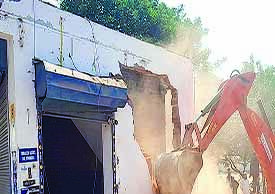 ઇસ્માઇલનગર ઓવરબ્રિજ પાસેથી સામરખા ચોકડી સુધીના ૪૦થી વધુ ગેરકાયદે દબાણો પર જેસીબી ફર્યુ