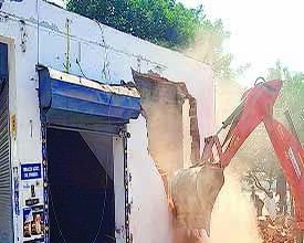 ઇસ્માઇલનગર ઓવરબ્રિજ પાસેથી સામરખા ચોકડી સુધીના ૪૦થી વધુ ગેરકાયદે દબાણો પર જેસીબી ફર્યુ