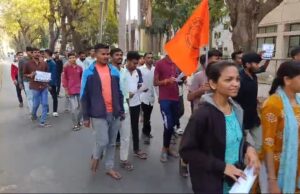 આણંદમાં ABVP નો વિરોધ: જનજાતી વિદ્યાર્થીઓની શિષ્યવૃત્તિ બંધ કરવાના નિર્ણય વિરુદ્ધ ઠેરઠેર પ્રદર્શન, પોલીસે કાર્યકરોને ડિટેન કર્યા